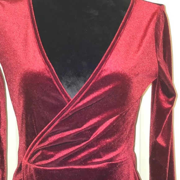 Beautiful Long Sleeve Fitted Velvet Burgundy Dress - Picture 5 of 8